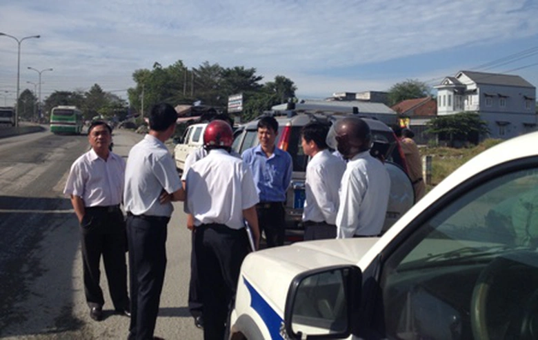 &Ocirc;ng Nguyễn Hữu Tần (ngo&agrave;i c&ugrave;ng b&ecirc;n tr&aacute;i) - gi&aacute;m đốc BOT QL1K tham gia đo&agrave;n khảo s&aacute;t chọn vị tr&iacute; đặt trạm c&acirc;n xe qu&aacute; tải