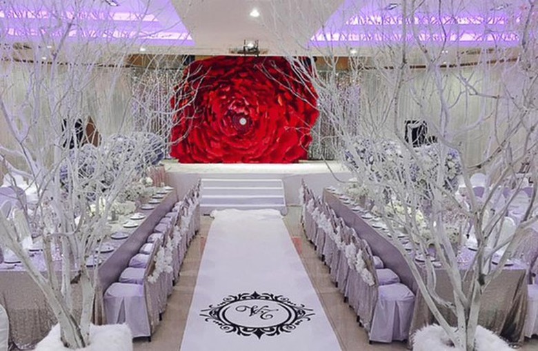 Tiệc cưới trắng v&agrave; đ&oacute;a hoa ddorruwcj rỡ n&ocirc;i rbataj ở trung t&acirc;m s&acirc;n khấu của C&ocirc;ng Vinh - Thủy Ti&ecirc;n