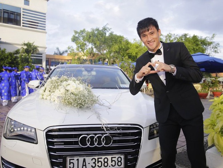 C&ocirc;ng Vinh vui vẻ b&ecirc;n si&ecirc;u xe trước giờ đ&oacute;n d&acirc;u