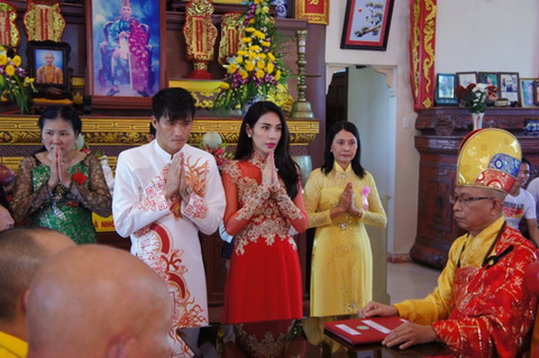 Mẹ C&ocirc;ng Vinh trao cho con d&acirc;u to&agrave;n bộ số v&agrave;ng tiết kiệm l&agrave;m kỷ niệm