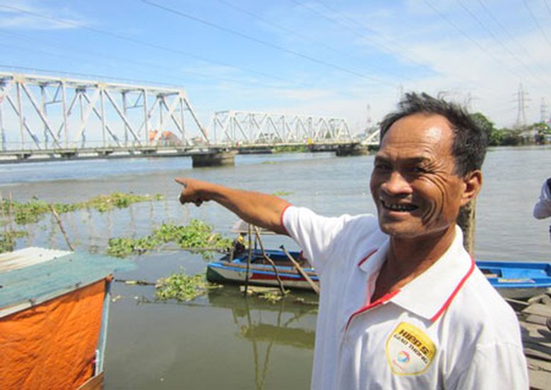 &Ocirc;ng Ba Ch&uacute;c hồ hởi kể lại l&uacute;c cứu th&agrave;nh c&ocirc;ng người phụ nữ.