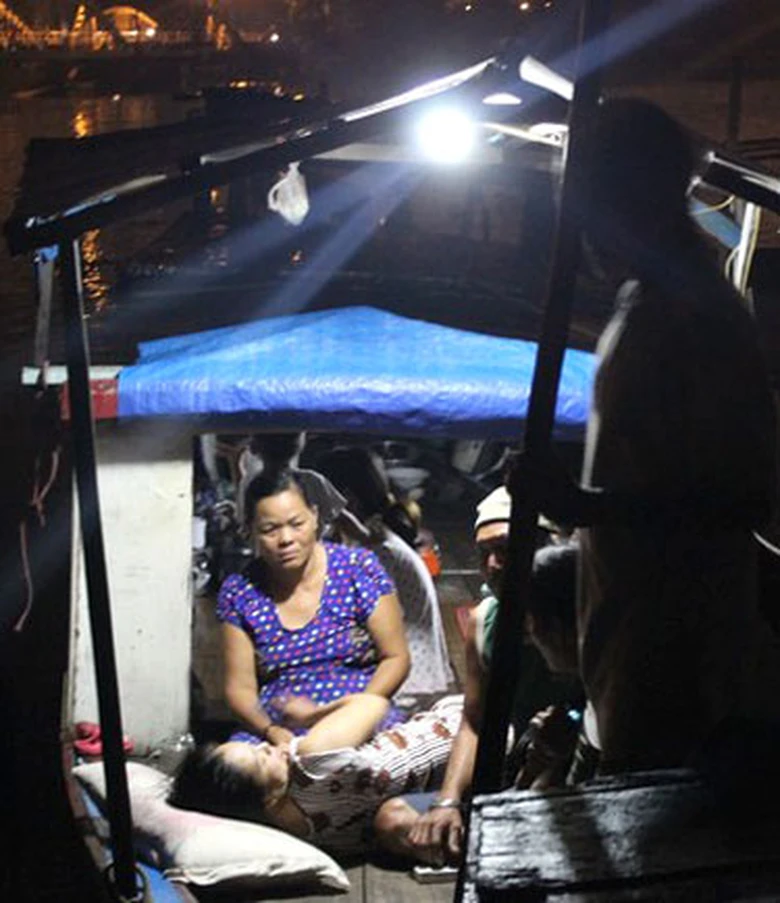 Chị Li&ecirc;n (người nằm) đ&atilde; bỏ &yacute; định tự tử v&agrave; b&agrave;y tỏ sự biết ơn với người đ&atilde; cứu mạng m&igrave;nh.