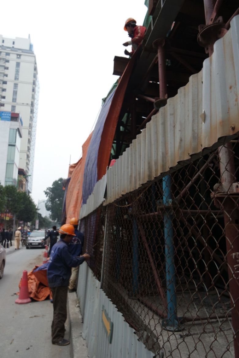 Đơn vị thi c&ocirc;ng đang tiến h&agrave;nh giải tỏa hiện trường vụ sụt x&agrave; mũ