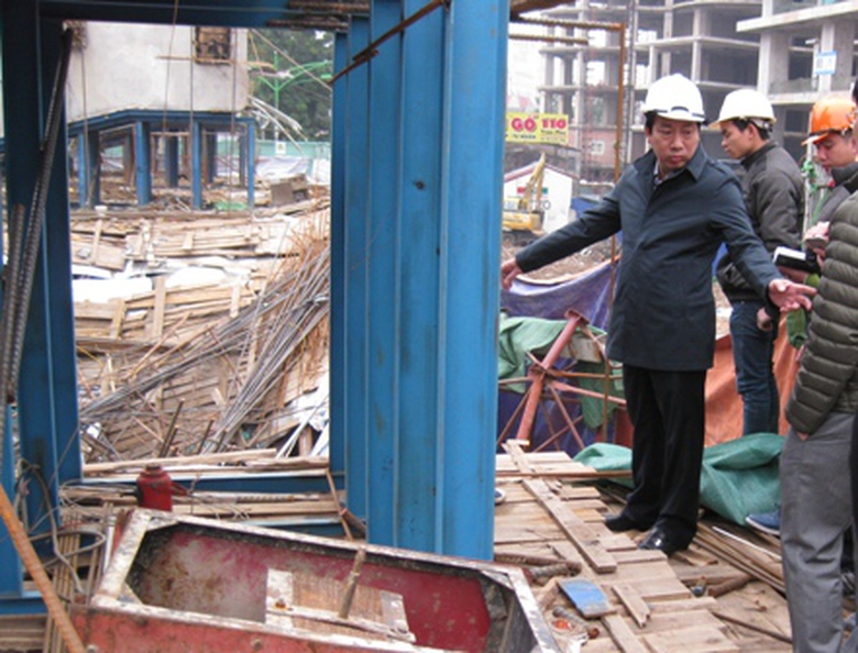 Thứ trưởng Nguyễn Hồng Trường trực tiếp chỉ đạo c&ocirc;ng t&aacute;c giải tỏa giao th&ocirc;ng tại hiện trường