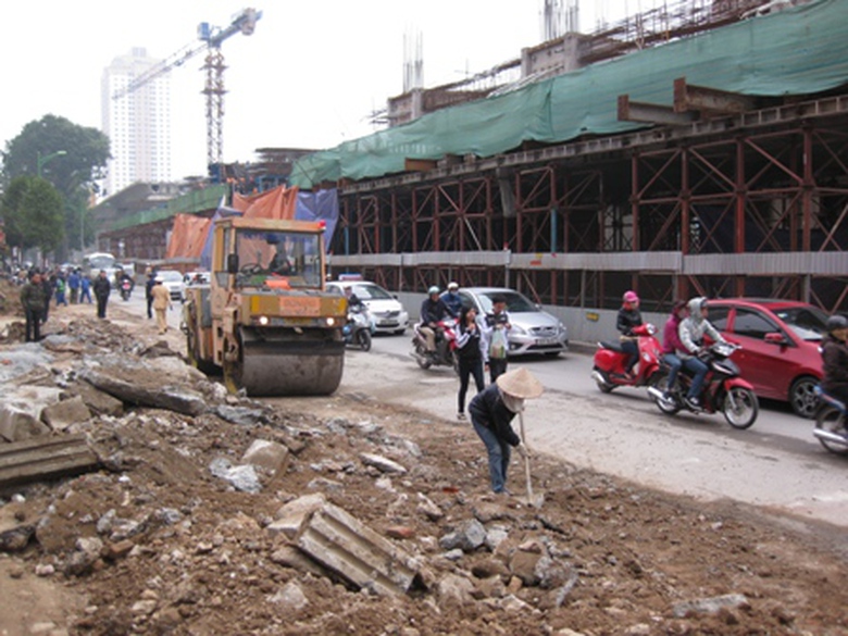 M&aacute;y m&oacute;c thiết bị nhanh ch&oacute;ng được huy động để thi c&ocirc;ng mở rộng lề đường, đảm bảo giao th&ocirc;ng