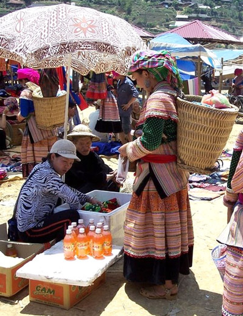 Sa Pa thu h&uacute;t kh&aacute;ch du lịch kh&ocirc;ng chỉ v&igrave; phong cảnh n&ecirc;n thơ m&agrave; c&ograve;n bởi những n&eacute;t sinh hoạt, văn h&oacute;a độc đ&aacute;o của người d&acirc;n tộc nơi đ&acirc;y