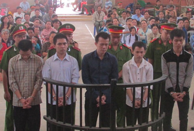 C&aacute;c bị c&aacute;o trước v&agrave;nh m&oacute;ng ngựa