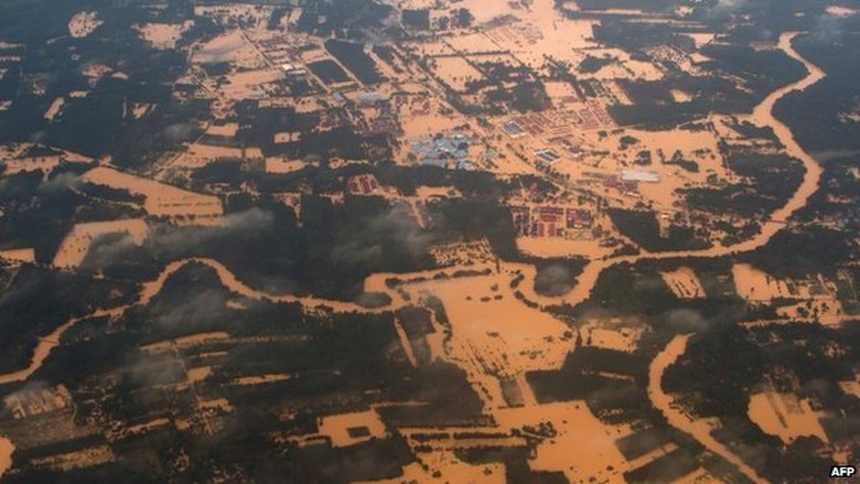 Nước lũ nhấn ch&igrave;m nhiều ng&ocirc;i l&agrave;ng khu vực bờ đ&ocirc;ng Malaysia dưới nước