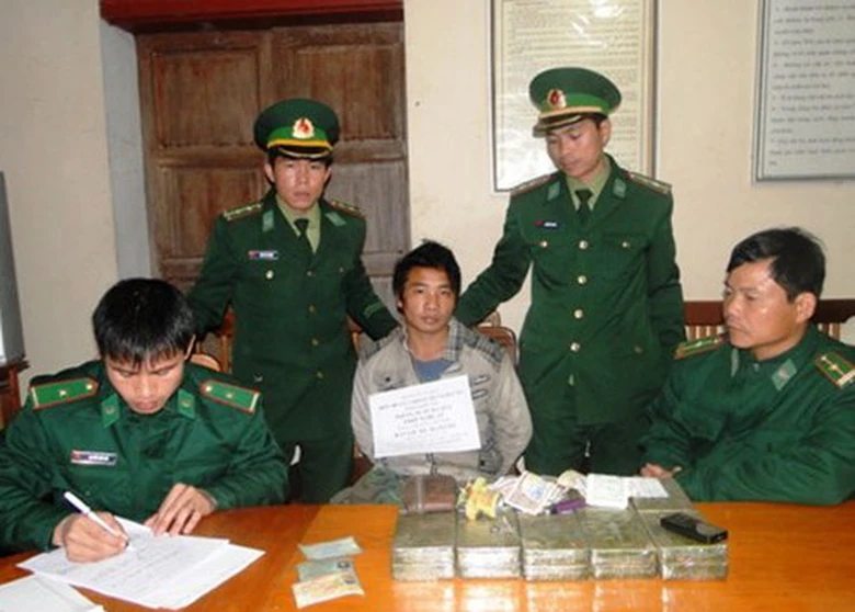 Đối tượng Cu c&ugrave;ng số ma t&uacute;y tang vật bị bắt giữ