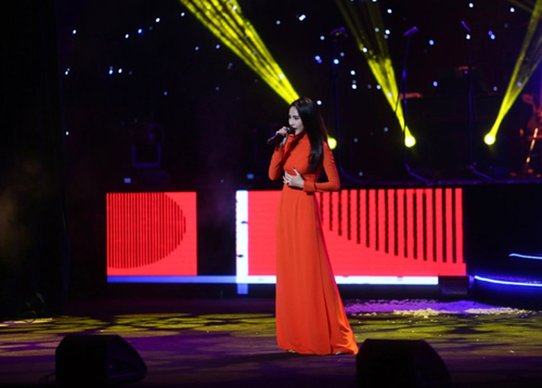 Tr&ecirc;n s&acirc;n khấu Cung văn h&oacute;a H&agrave; Nội, b&agrave; mẹ một con thể hiện ca kh&uacute;c 