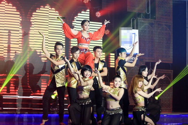 Nhật Kim Anh tiếp tục thi h&aacute;t ngay sau đ&aacute;m cưới