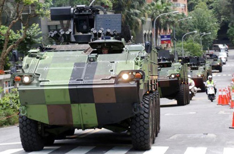 4 chiếc xe bọc th&eacute;p CM-32 c&ugrave;ng đo&agrave;n m&ocirc;t&ocirc; hộ tống cho &ocirc;ng M&atilde; đến nơi l&agrave;m việc.