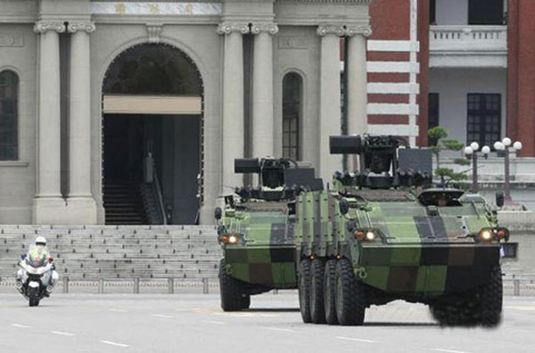 Cấu h&igrave;nh vũ kh&iacute; của CM-32 c&oacute; thể t&ugrave;y chọn ph&aacute;o 20mm, s&uacute;ng ph&oacute;ng lựu 40 mm, ph&aacute;o 105 mm hoặc cối 120 mm.