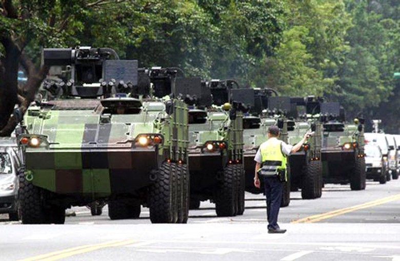 Người ta thiết kế phần đ&aacute;y xe h&igrave;nh chữ V c&oacute; khả năng chống chịu vụ nổ m&igrave;n tương đương 12kg TNT.