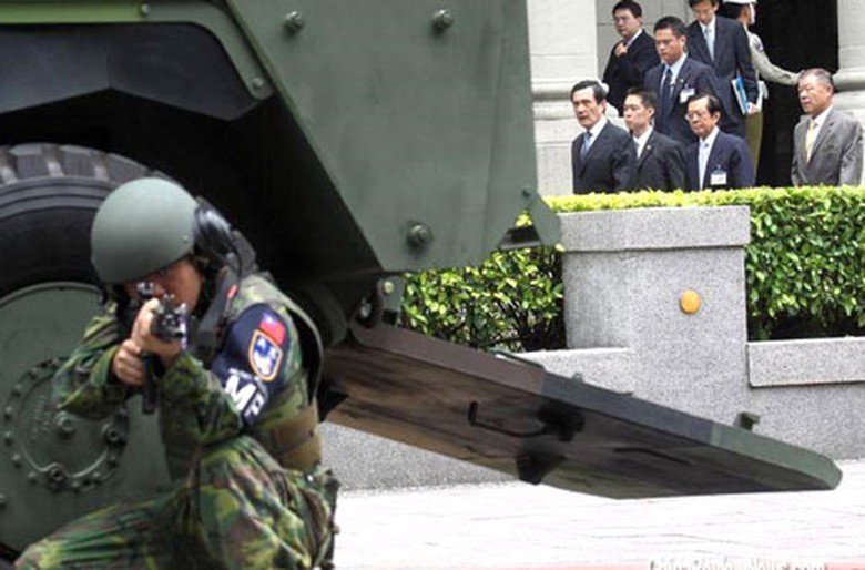 CM-32 c&oacute; &ecirc; k&iacute;p vận h&agrave;nh 2 người, n&oacute; c&oacute; thể chở theo 8 binh l&iacute;nh với đầy đủ trang bị.