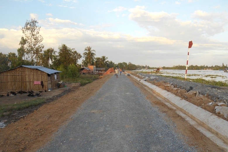 Đường d&acirc;n sinh dọc k&ecirc;nh Chợ Gạo đ&atilde; ho&agrave;n th&agrave;nh để phục vụ người d&acirc;n đi lại