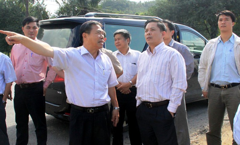 Thứ trưởng Thể c&ugrave;ng l&atilde;nh đạo Sở GTVT Kh&aacute;nh H&ograve;a, chủ đầu tư, c&aacute;c đơn vị thi c&ocirc;ng kiểm tra to&agrave;n tuyến dự &aacute;n QL1