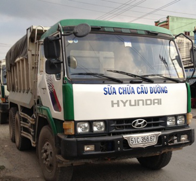 Xe Huyndai 51C-356.67 chở nhựa đường qu&aacute; tải v&agrave; cơi nới th&ugrave;ng h&agrave;ng