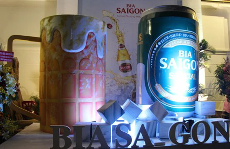 Cốc bia, Lon bia S&agrave;i G&ograve;n khổng lồ trước đại sảnh Lẽ hội
