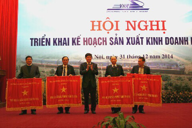 Được sự ủy quyền của Ch&iacute;nh phủ, Thứ trưởng Nguyễn Ngọc Đ&ocirc;ng trao Cờ thi đua cho 4 đơn vị c&oacute; th&agrave;nh t&iacute;ch xuất sắc