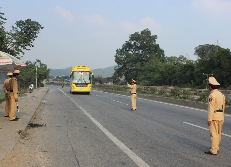 Lực lượng CSGT Thanh H&oacute;a triển khai Kế hoạch mở đợt cao điểm xử l&yacute; xe kh&aacute;ch vi phạm tr&ecirc;n tuyến QL 1A