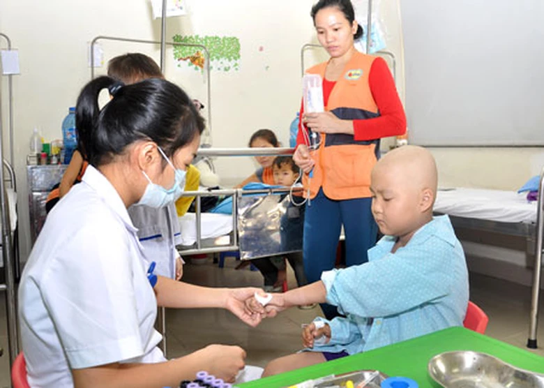 Bệnh nh&acirc;n dưới 6 tuổi được chi trả bảo hiểm 100% thay v&igrave; 95% như trước (Một bệnh nhi đang được điều trị tại Viện Huyết học v&agrave; Truyền m&aacute;u T.Ư)Ảnh: Kh&aacute;nh Linh