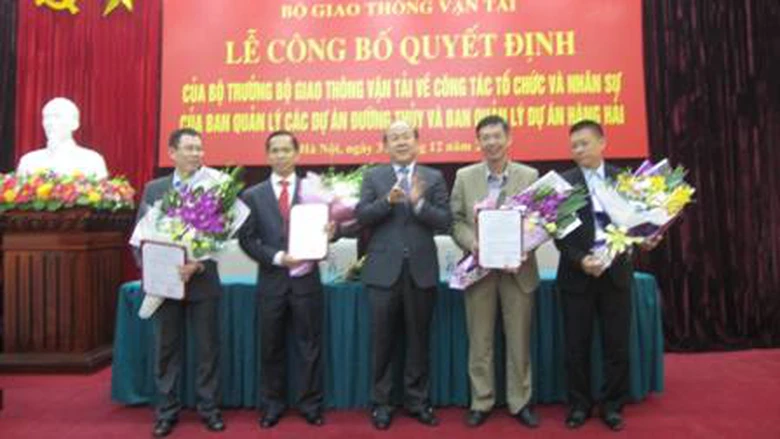 Trao quyết định bổ nhiệm L&atilde;nh đạo BQL c&aacute;c dự &aacute;n Đường thủy nội địa thuộc Bộ GTVT
