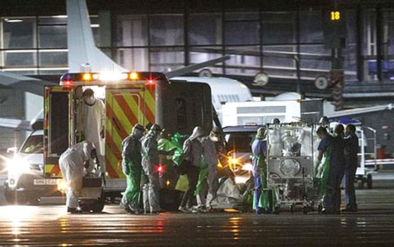 Nữ nh&acirc;n vi&ecirc;n y tế nhiễm Ebola được chuyển v&agrave;o m&aacute;y bay chuy&ecirc;n chở Hercules để đưa tới London h&ocirc;m 30/12
