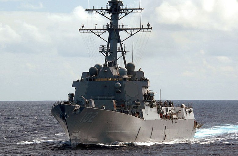 USS Sampson (DDG-102) c&oacute; lượng gi&atilde;n nước to&agrave;n tải tới 9.200 tấn, d&agrave;i 155,3m, rộng 20m, mớn nước 9,4m, thủy thủ đo&agrave;n 383 người.