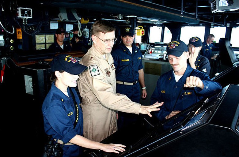 Tương tự c&aacute;c chiến hạm Arleigh Burke kh&aacute;c, tr&ecirc;n Sampson được trang bị hệ thống chiến đấu Aegis đặc biệt ti&ecirc;n tiến, với radar trinh s&aacute;t mặt nước, mặt biển v&agrave; cả dưới mặt nước ở tầm xa, cực k&igrave; ch&iacute;nh x&aacute;c. V&igrave; thế, đ&acirc;y c&oacute; thể xem l&agrave; một trong những c&ocirc;ng cụ hiệu quả nhất cho việc t&igrave;m kiếm m&aacute;y bay Air Asia mất t&iacute;ch.