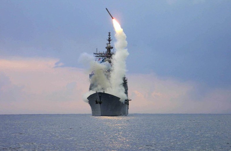 Độ &ldquo;khủng&rdquo; của si&ecirc;u hạm USS Sampson (DDG-102) ngo&agrave;i hệ thống điện tử đồ sộ c&ograve;n nằm ở kho vũ kh&iacute; khủng khiếp c&oacute; khả năng diệt mục ti&ecirc;u ở cả tr&ecirc;n kh&ocirc;ng, tr&ecirc;n biển, tr&ecirc;n bộ.