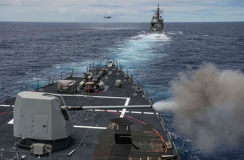 Tr&ecirc;n t&agrave;u được trang bị 96 ống ph&oacute;ng thuộc hệ thống ph&oacute;ng t&ecirc;n lửa đa năng Mk41 c&oacute; thể chứa nhiều loại t&ecirc;n lửa kh&aacute;c nhau. Trong ảnh l&agrave; hệ thống hải ph&aacute;o hạng nặng 127mm tr&ecirc;n t&agrave;u USS Sampson khai hỏa.