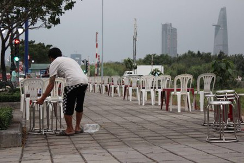 1.L&uacute;c 17h45 c&aacute;c h&agrave;ng qu&aacute;n lề đường tr&ecirc;n đường Mai Ch&iacute; Thọ gần hầm s&ocirc;ng S&agrave;i G&ograve;n đ&atilde; được lập ra để phục vụ những người xem ph&aacute;o hoa.