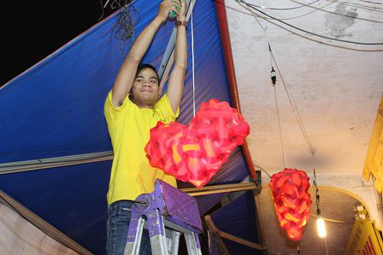 Người d&acirc;n treo đ&egrave;n để chuẩn bị đ&oacute;n năm mới