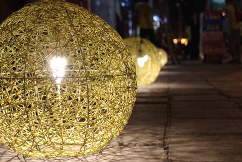 Con đường cũng trang tr&iacute; lung linh hơn.