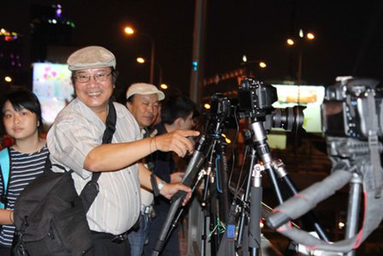 Rất nhiều nhiếp ảnh gia tập trung tr&ecirc;n cầu Calmette để &ldquo;săn&rdquo; ảnh ph&aacute;o hoa.