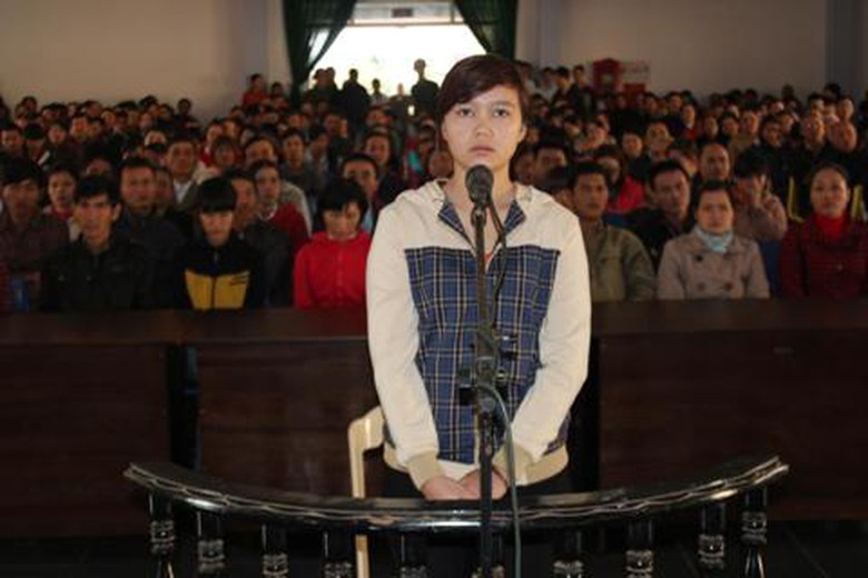 Bị c&aacute;o Tuyền trước v&agrave;nh m&oacute;ng ngựa