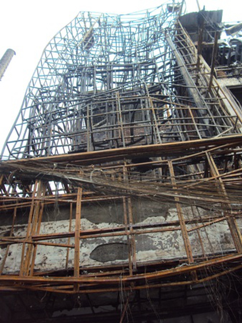 Qu&aacute;n Karaoke ch&aacute;y rụi chỉ c&ograve;n khung sắt