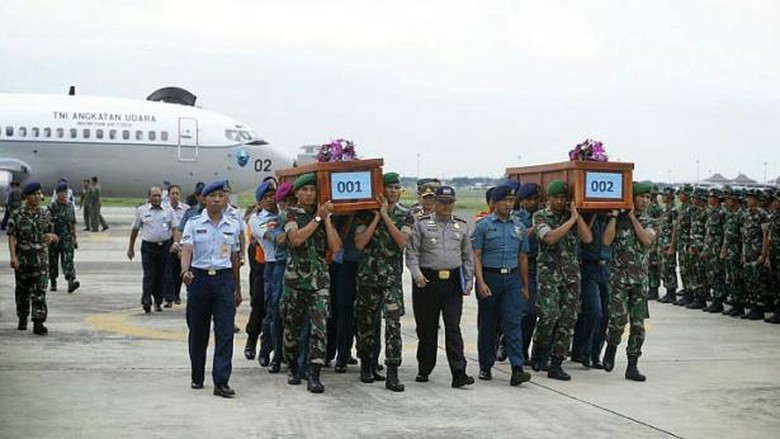 Thi thể hai nạn nh&acirc;n đ&atilde; được chuyển đến căn cứ kh&ocirc;ng qu&acirc;n Lanudal ở Surabaya. Ảnh: Kevin Lim