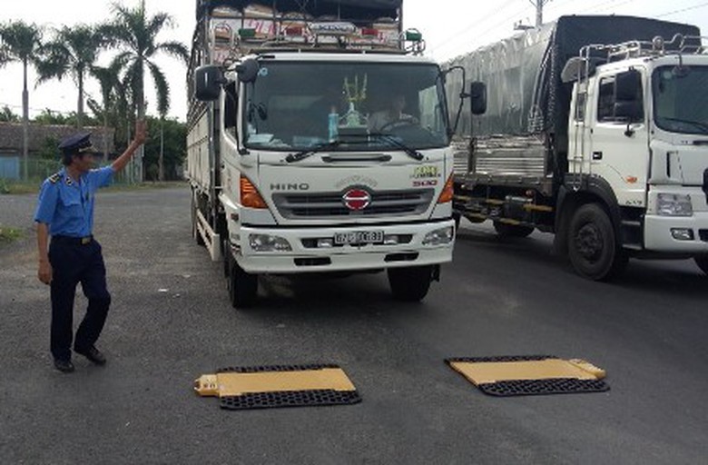 QL 30 qua Đồng Th&aacute;p được Chi cục QLĐB IV.3 phối hợp TTrGT, CSGT Đồng Th&aacute;p kiểm tra tải trọng