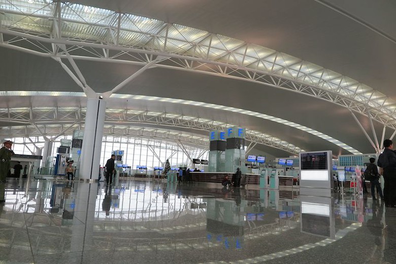 Nh&agrave; ga c&oacute; 96 quầy l&agrave;m thủ tục v&agrave; 10 kios check-in tự động cho kh&aacute;ch, c&aacute;c dịch vụ thu đổi ngoại tệ, th&ocirc;ng tin du lịch, bưu điện, b&aacute;ch h&oacute;a, lưu niệm, ăn uống giải kh&aacute;t, quầy v&eacute; giờ ch&oacute;t, dịch vụ kh&aacute;ch thương gia, ph&ograve;ng y tế được bố tr&iacute; đầy đủ.