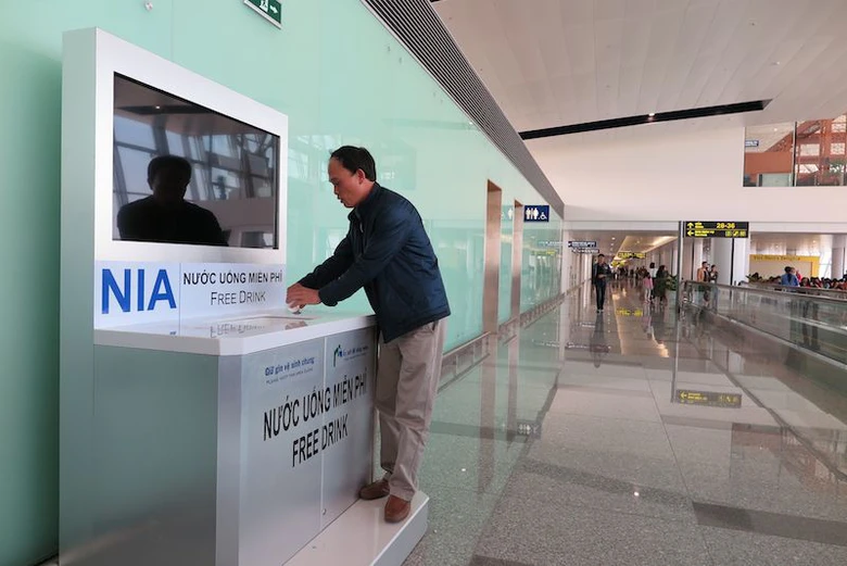 Nước uống được cung cấp miến ph&iacute; tại cả trong v&agrave; ngo&agrave;i khu vực c&aacute;ch ly