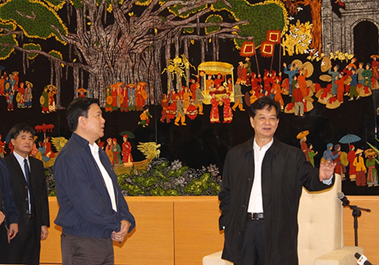 Thủ tướng rất hoan ngh&ecirc;nh c&aacute;ch b&agrave;i tr&iacute; nội thất của khu VIP A. Những bức ho&agrave;nh phi mang đậm bản sắc văn h&oacute;a Việt Nam sẽ l&agrave; lời giới thiệu sinh động nhất đến quan kh&aacute;ch quốc tế