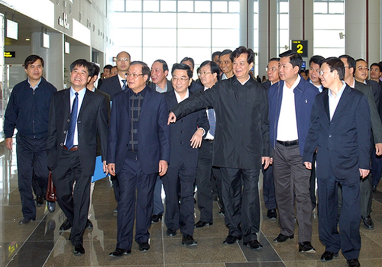 Thủ tướng nhắc nhở một số quầy b&aacute;n h&agrave;ng c&oacute; g&oacute;c vu&ocirc;ng, dễ g&acirc;y va chạm cho h&agrave;nh kh&aacute;ch