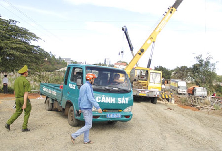 Sau khi B&aacute;o Giao th&ocirc;ng phản &aacute;nh, huyện Chư Păh phải cử lực lượng chức năng bảo vệ thi c&ocirc;ng cầu Ninh H&ograve;a