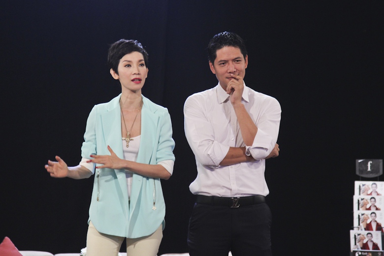 Sự xuất hiện của nam người mẫu điển trai v&agrave; nhiều kinh nghiệm đ&atilde; l&agrave;m c&aacute;c th&iacute; sinh th&ecirc;m phần phấn kh&iacute;ch.