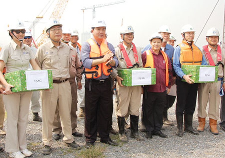 Bộ trưởng Đinh La Thăng lu&ocirc;n quan t&acirc;m, d&agrave;nh thời gian thị s&aacute;t tiến độ, chất lượng c&aacute;c c&ocirc;ng tr&igrave;nh giao th&ocirc;ng v&agrave; động vi&ecirc;n kịp thời những nỗ lực của đội ngũ kỹ sư, c&ocirc;ng nh&acirc;n thi c&ocirc;ng