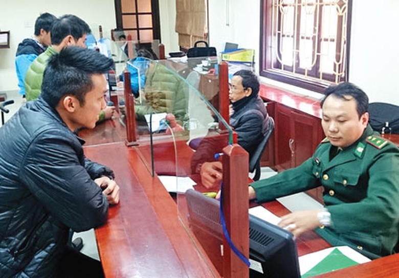 L&agrave;m thủ tục tại ph&ograve;ng một cửa Cảng vụ H&agrave;ng hải Hải Ph&ograve;ng