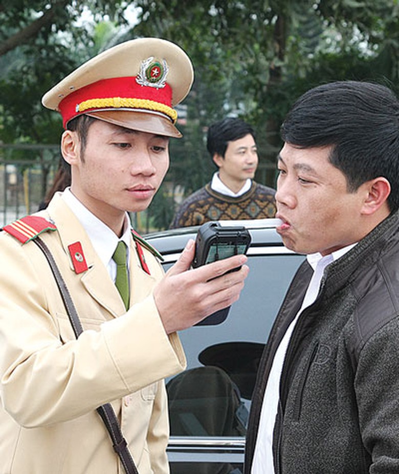 Lực lượng CSGT kiểm tra nồng độ cồn đảm bảo ATGT