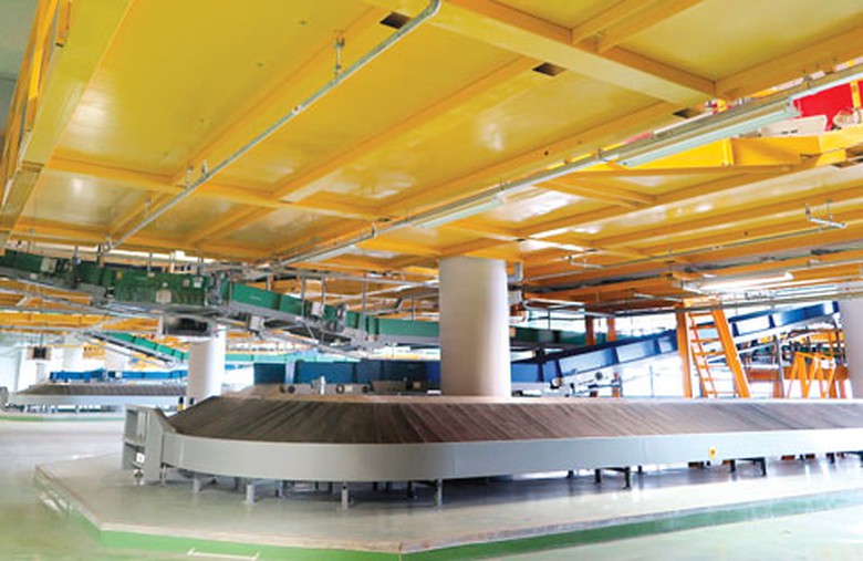 Hệ thống băng chuyền hiện đại gi&uacute;p h&agrave;nh l&yacute; được vận chuyển nhanh ch&oacute;ng